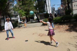 公園でボール遊び