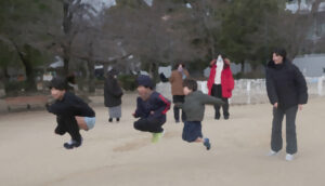 大なわとびでジャンプ
