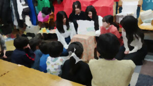 高校生が紙芝居実演中