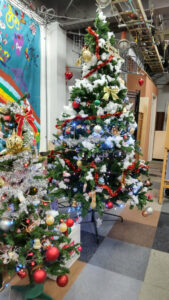 飾りつけたクリスマスツリー（大・小）