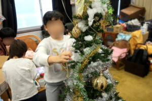 クリスマスツリーの飾りつけ