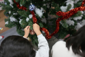 クリスマスツリーの飾りつけ