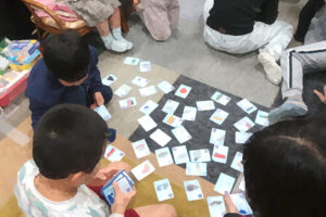 カルタで遊んでいます